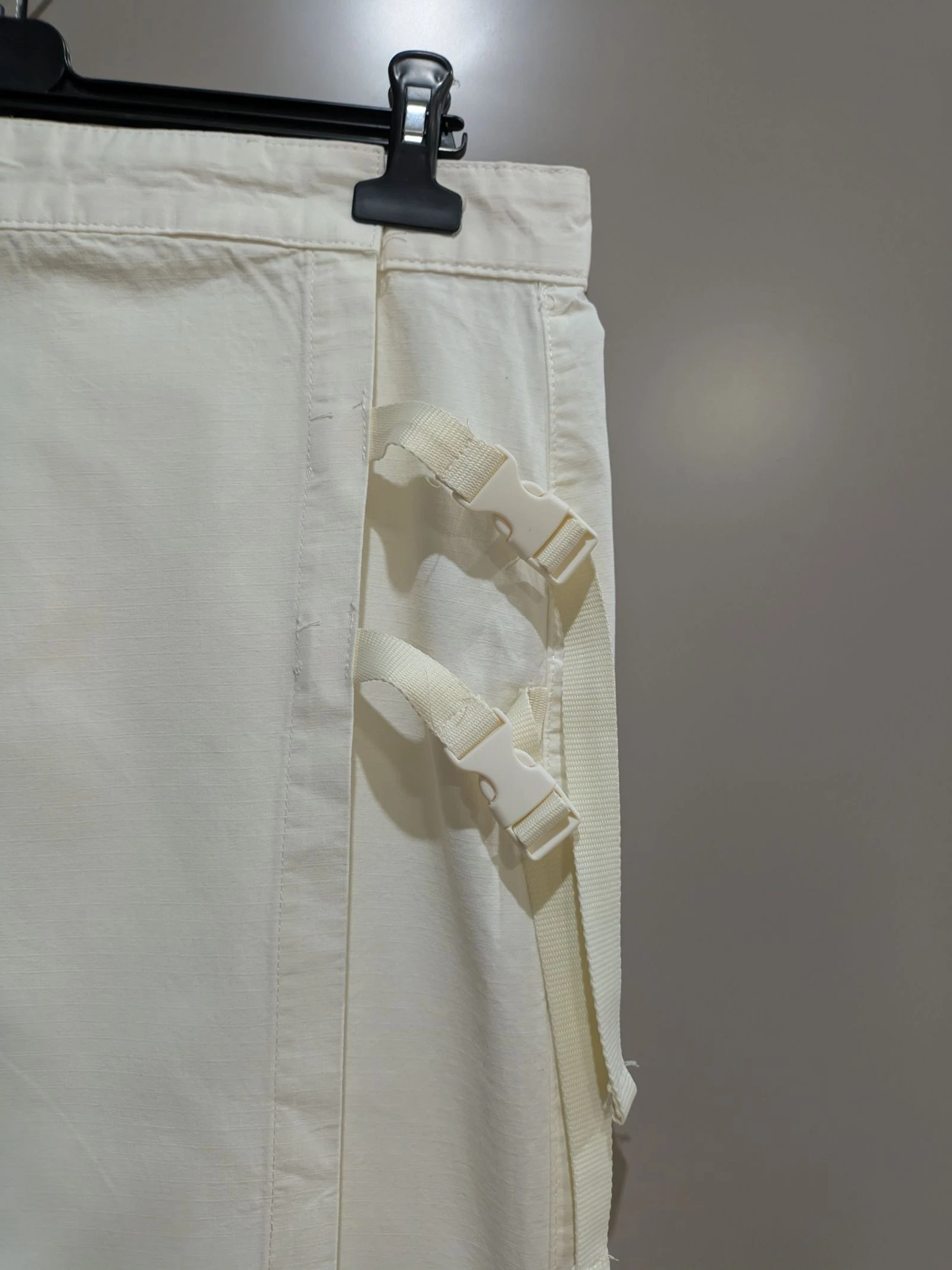 Falda Midi Cargo Blanca con Hebillas y Bolsillo de Contraste talla L de Pull& Bear  – photo 3